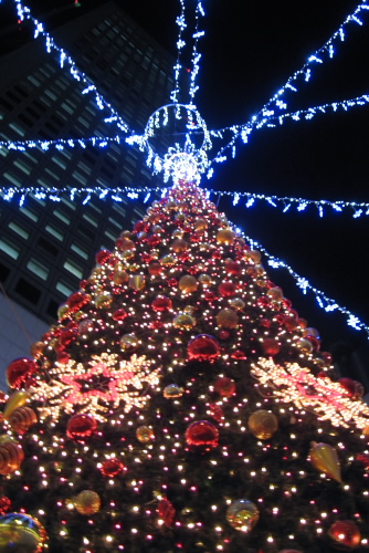 東京オペラシティのクリスマスイルミネーション