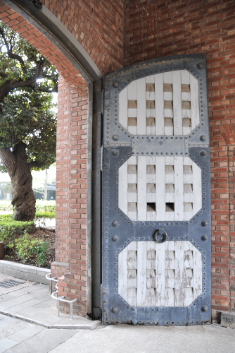ぽつりと残された旧豊多摩監獄表門