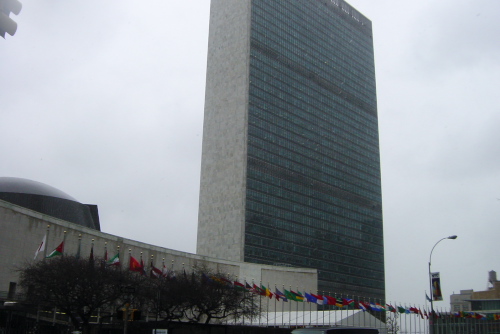 雨の国連ビル