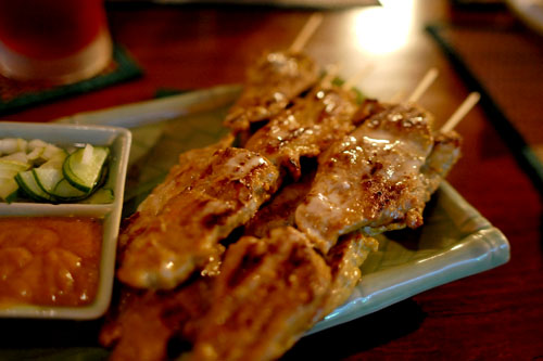 豚肉の串焼き：タイ料理特有の、不思議な味のタレ