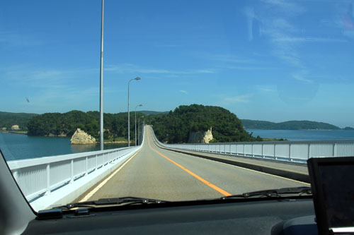 能登島大橋を通過