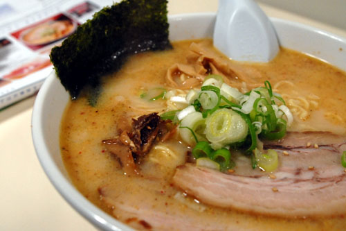 豚骨スープと麺