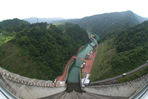 宮ヶ瀬ダムの観光放流