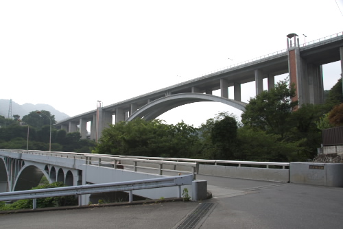 旧小倉橋から、新小倉橋を見上げる<br />
