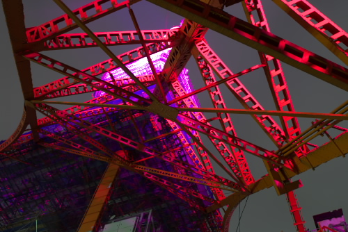 ピンクにライトアップされた東京タワー