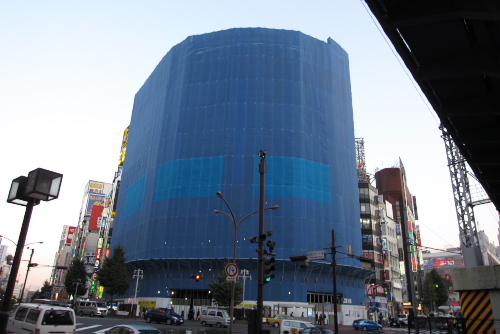 建設中のLABI新宿東口館