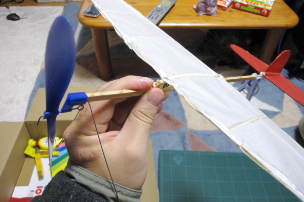 竹ヒゴで飛行機を作った