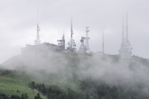 霧の向こうにテレビ塔が立ち並ぶ王ヶ頭が見えた